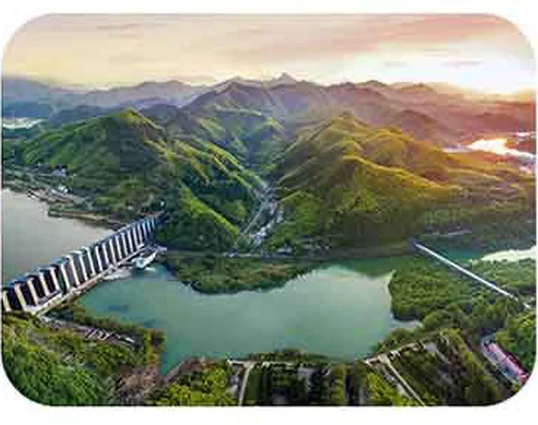 Sistema solar cerca de un embalse